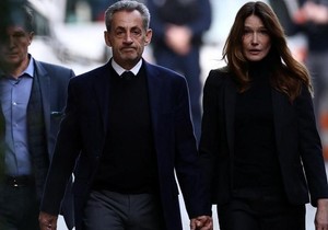 Nikola Sarkozi sa suprugom Karlom Bruni pred odlazak u zatvor | Foto: Reuters