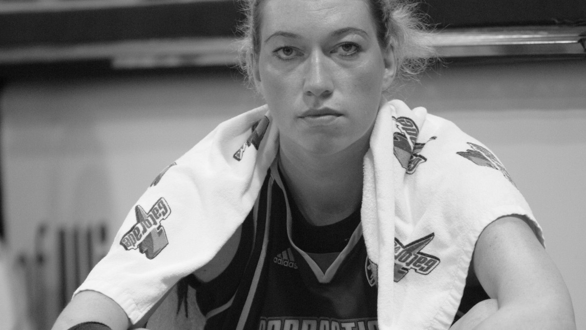 - Małgosia nie mogła niestety uczestniczyć w promowaniu Eurobasketu. Przez chwilę miałam nadzieję, że jednak przyjedzie do kraju, że spotkamy się w tym składzie, w którym wywalczyłyśmy złoty medal w 1999 roku. Od czasu do czasu spotykamy się, ale nigdy nie udało nam się zebrać pełnej ekipy. I już się nigdy wszystkie nie zbierzemy - powiedziała w rozmowie z Onet.pl Elżbieta Trześniewska, która w 1999 roku wywalczyła złoty medal mistrzostw Europy koszykarek.