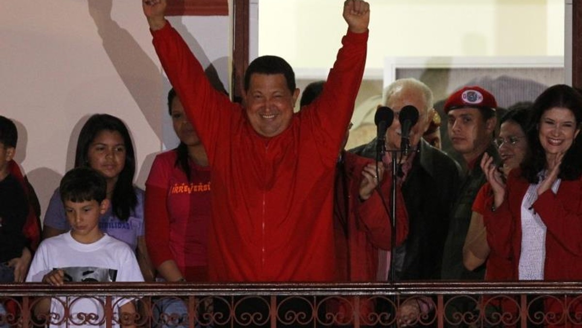 Hugo Chavez świętuje wygrane wybory