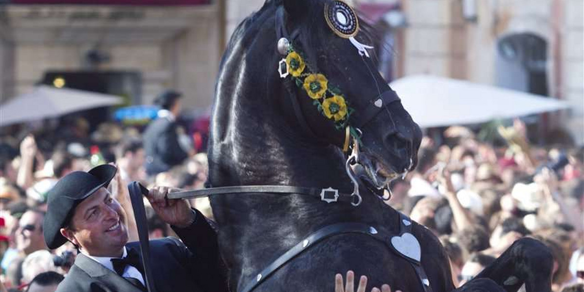 Tradycyjna parada jeździecka w Hiszpanii