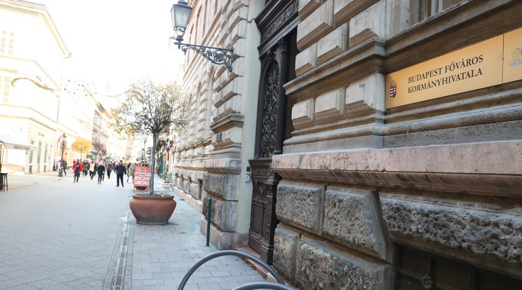 Hétfőtől rövidebb nyitvatartási idővel kell számolniuk azoknak, akik budapesti kormányablakokban szeretnének ügyeket intézni /Fotó: Weber Zsolt
