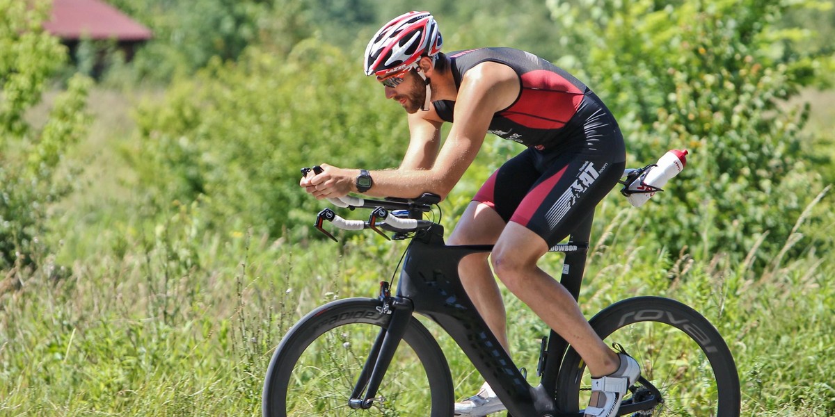 Czy ktoś na trasie triathlonu w Gdyni rozsypał pinezki? 