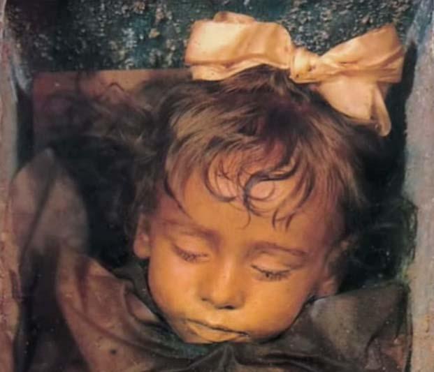 Amikor a látogatók a szicíliai kolostorban a bebalzsamozott két éves kislány múmiája fölé hajolnak, annak hirtelen… kinyílik a szeme (videó)