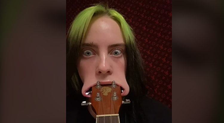 Billie Eilish ukulelével a szájában