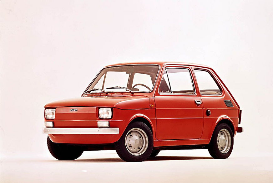 Fiat 126 z Włoch miał np. białe klosze przednich kierunkowskazów i podłużne logo złożone z czterech rombów.