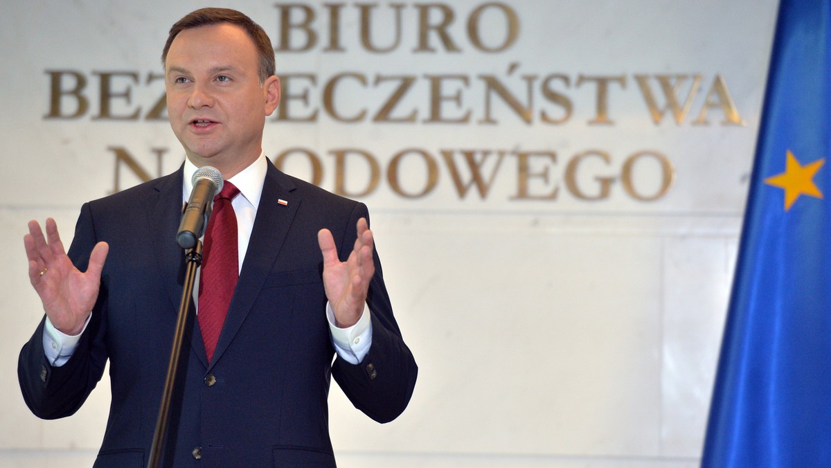 Prezydent Andrzej Duda poinformował, że zwrócił się z apelem do wszystkich uczestników Rady Bezpieczeństwa Narodowego, aby w związku ze szczytem NATO i Światowymi Dniami Młodzieży "zachować nieco wstrzemięźliwości", nie prowokować i nie podgrzewać politycznych sporów.