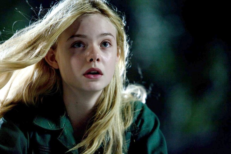 Elle Fanning<br /><br />Rocznik 1998. To jej starsza siostra Dakota miała być gwiazdą, ale po kilku świetnych rolach zaczęła grać w podrzędnych produkcjach. Tymczasem Elle podbiła serca Sofii Coppoli („Somewhere. Między miejscami”, na zdj.), J.J. Abramsa („Super 8”), Francisa Forda Coppoli („Twixt”) i Andrieja Konczałowskiego („Dziadek do orzechów”).