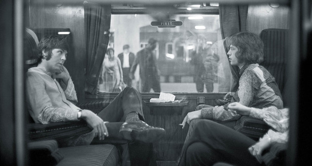 Paul McCartney i Mick Jagger w pociągu na Euston Station w Londynie. 25 sierpnia 1967 r.