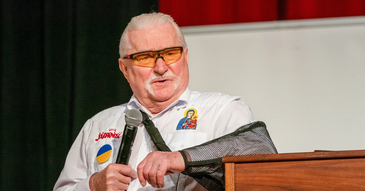 Lech Wałęsa z ręką na temblaku na zdjęciu ze szpitala. "Usunęli, co niepotrzebne" [FOTO]