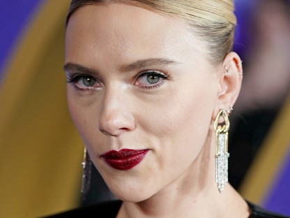 Scarlett Johansson olyan szexi dekoltázzsal érkezett a Bosszúállók premierjére, hogy CSAK!