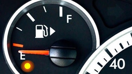 Dlhodobá jazda na tzv. „výpary“ môže viesť k vážnym problémom s motorom a palivovým systémom. 