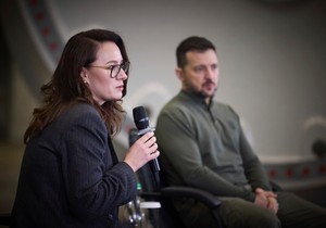 Julija Sviridenko i Volodimir Zelenski na razgovoru sa biznis liderima tokom foruma Napravljeno u Ukrajini 30. oktobra 2024. u Užgorodu