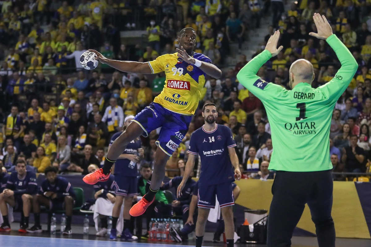 Zawodnik Łomży Vive Kielce Dylan Nahi (w wyskoku) podczas meczu 6. kolejki Ligi Mistrzów przeciwko PSG