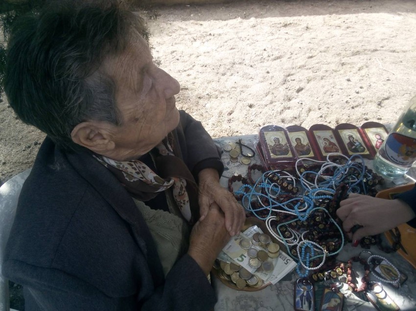 Mali sto na kom su izložene njene rukotvorine