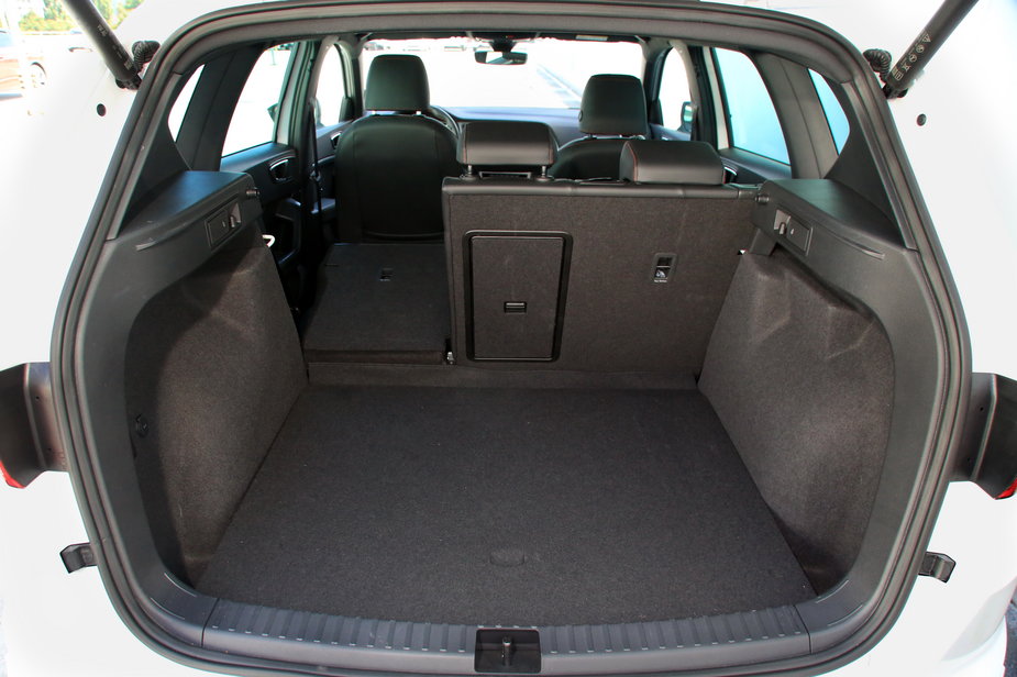 Kufer Seata pomieści od 485 do 1579 litrów bagażu, a maksymalna głębokość przestrzeni ładunkowej to 1,62 m. Na ściance przydatne gniazda 12 i 230 V