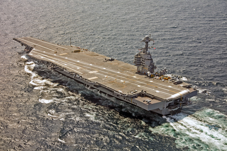 Najnowszy amerykański lotniskowiec - USS Gerald Ford. Zdjęcie autorstwa U.S. Navy (Erik Hildebrandt). Domena publiczna. https://commons.wikimedia.org/w/index.php?curid=61455714