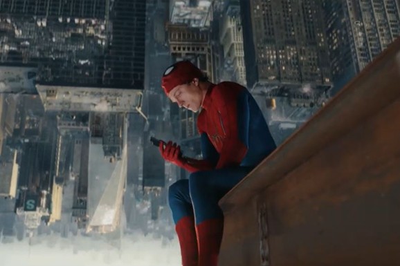 KONAČNO OBJAVLJEN TREJLER ZA NOVOG SPAJDERMENA: Lajv uključenje glumca Toma Holanda čiji lik upada u mrežu misterije sa kakvom se do sada nije susreo (VIDEO)