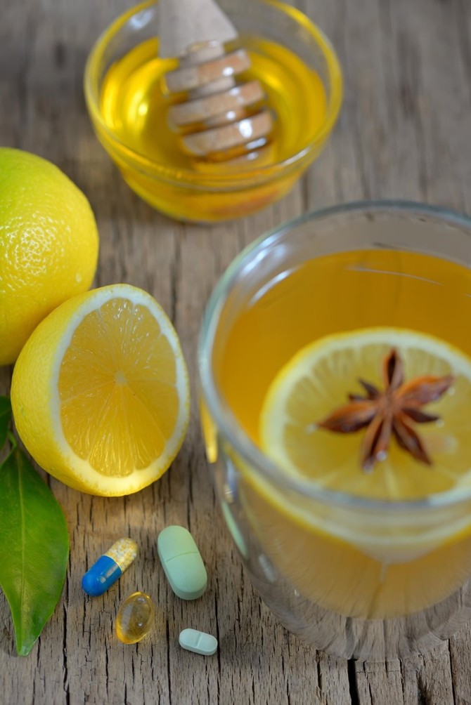 Med sadrži vodonik-peroksid i propolis, jedinjenja iz nektara koja uništavaju bakterije