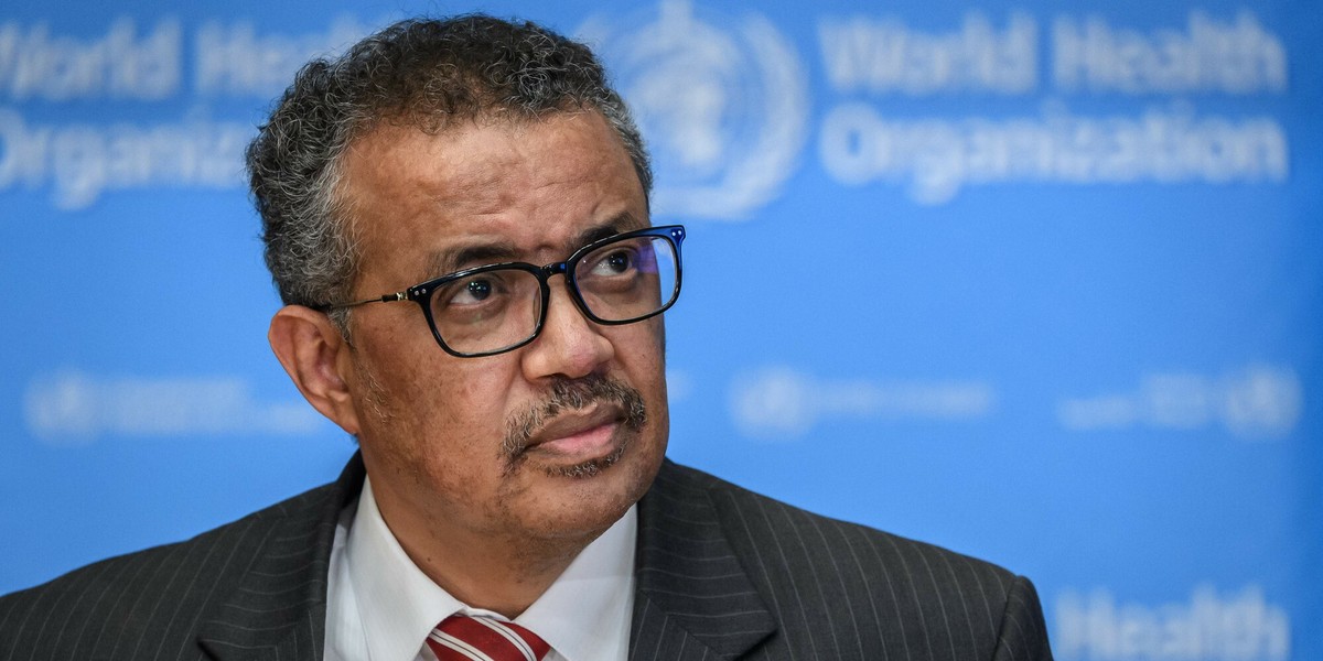 Tedros powiedział, że dostawy szczepionki będą początkowo ograniczone, a „priorytet będą mieli pracownicy służby zdrowia, osoby starsze i inne z grupy ryzyka”.