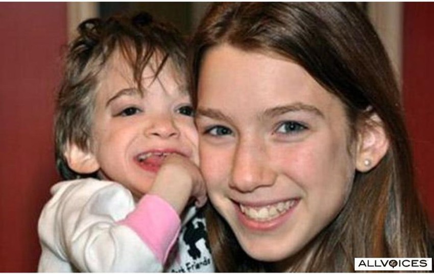 Bruk u naručju svoje mlađe sestre