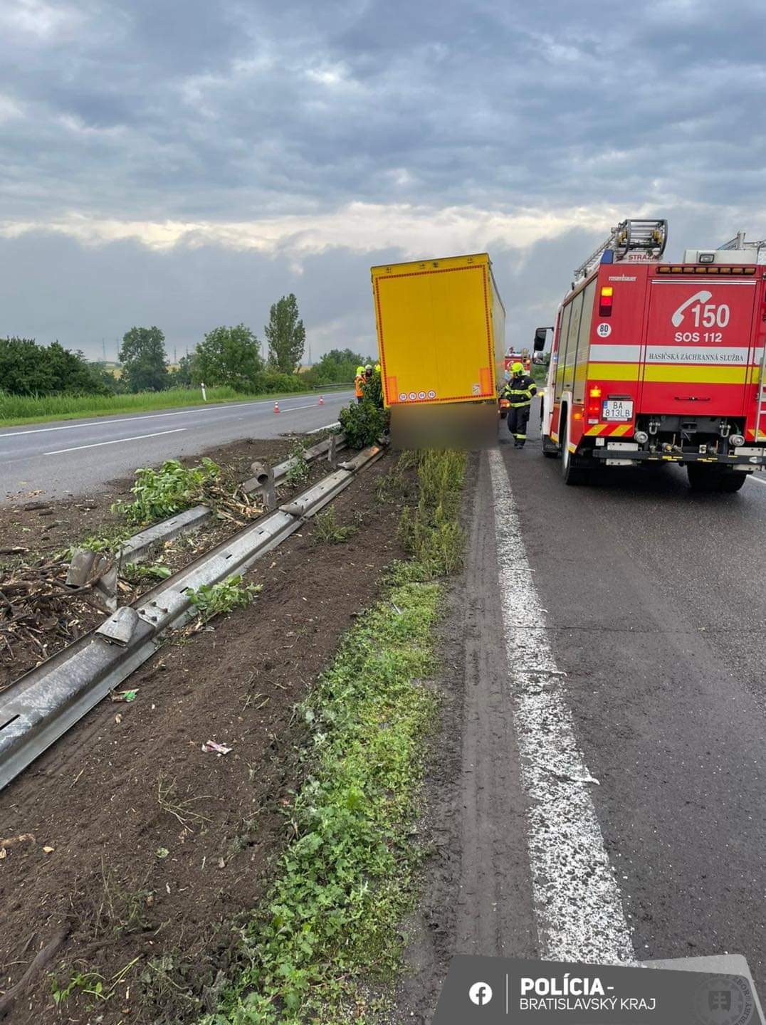 Nákladné auto vrazilo do zvodidiel.