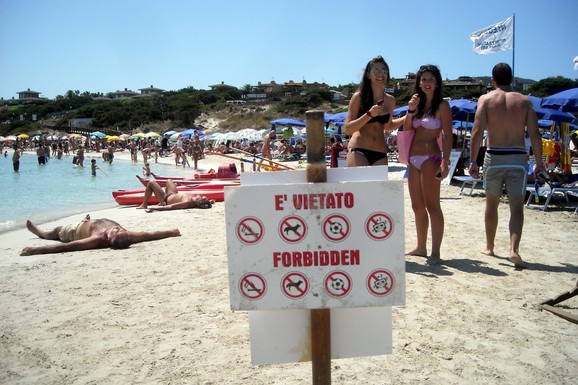 GOTOVO JE, UMRO PARADAJZ TURIZAM! Vlasnici plaža preturaju po torbama i otimaju hranu, na ovu plažu na Jadranu više ne smete ni flašicu vode da unesete