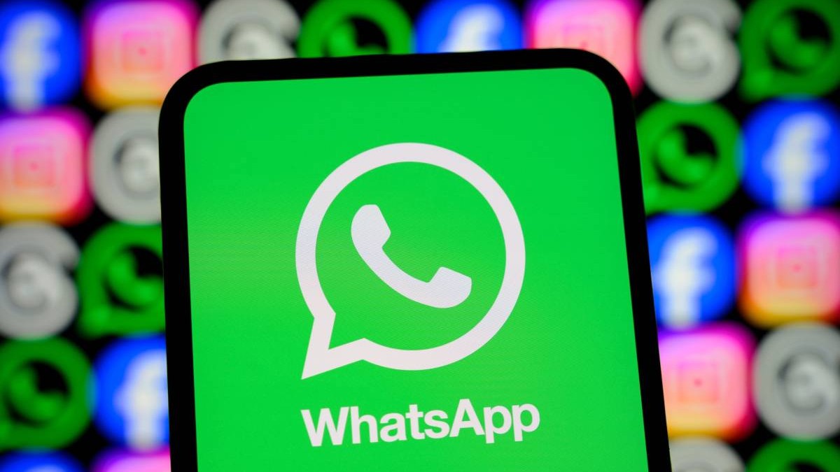 WhatsApp introduce mesajele programate pe iPhone: cum funcționează expedierea automată chiar dacă nu ai internet