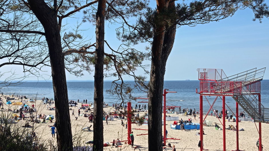 Turyści na plaży w Stegnie