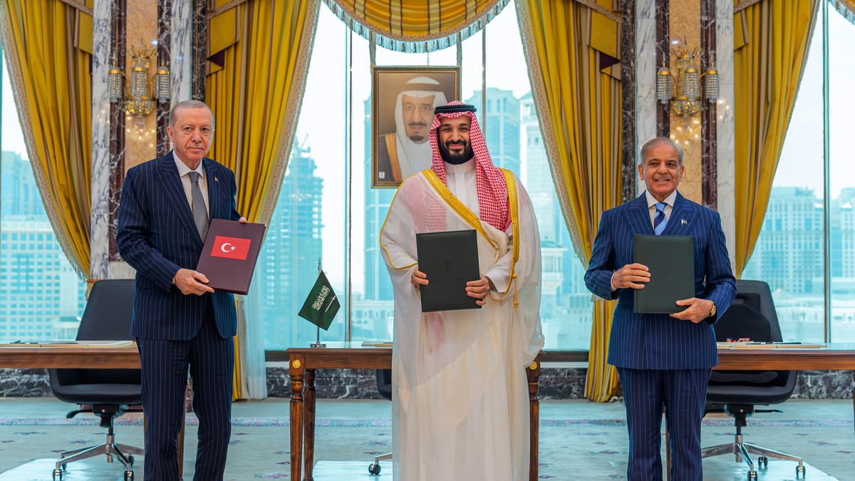 Predsednik Turske Redžep Tajip Erdogan, saudijski prestolonaslednik Mohamed bin Salman i premijer Pakistana Šehbaz Šarif u Saudijskoj Arabiji
