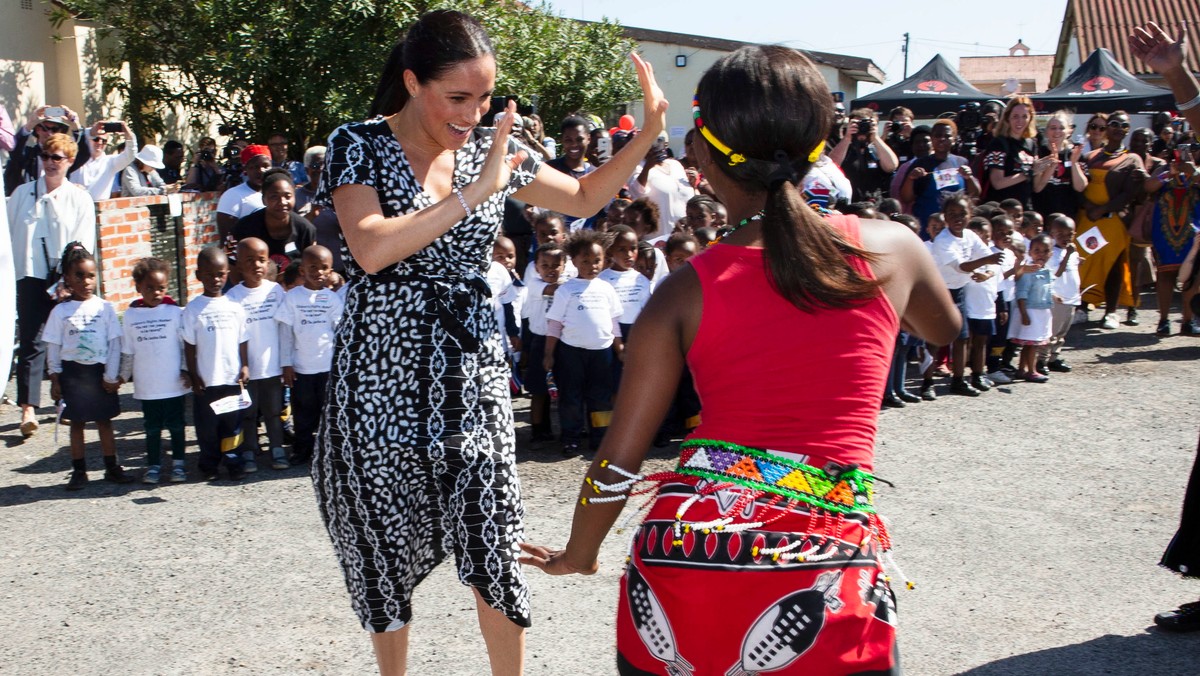 Książęca para wraz z synem rozpoczęła wczoraj wizytę w Afryce. Podróż po kontynencie książęta Sussex rozpoczęli od wizyty w Kapsztadzie. Meghan i Harry zostali gorąco powitani przez młodzież z prowincji Nyanga. W sieci pojawiły się nagrania, na których uwieczniono, jak Meghan zatańczyła z 23-letnią studentką.  