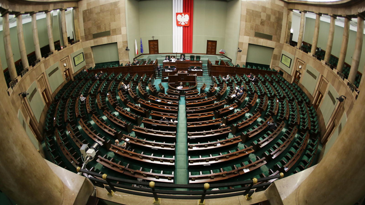 Sejm uchwalił w piątek nowelizację ustawy okołobudżetowej. Zawiesza ona w tym roku zasadę, zgodnie z którą na obronność przeznacza się nie mniej niż 1,95 proc. PKB.