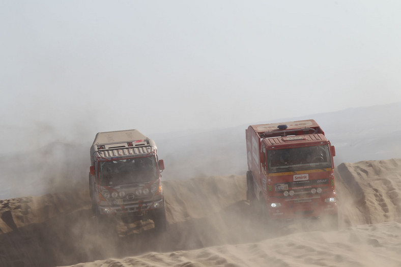 Dakar 2013: Hołowczyc zawiedziony, Sainz utknął na wydmach (2. etap, wyniki, galeria)