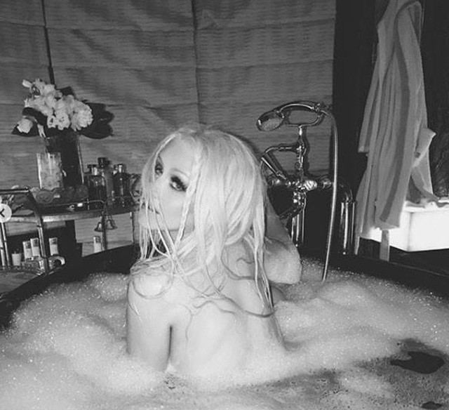 Christina Aguilera fürdik