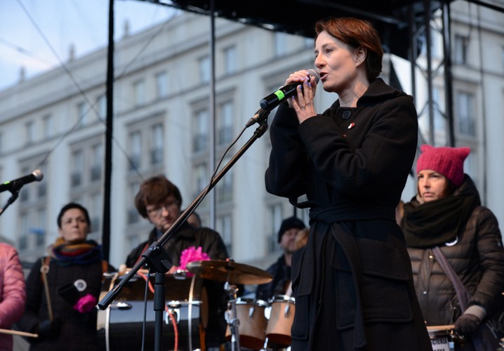 Na pl. Konstytucji głos zabrała m.in. aktorka Maja Ostaszewska. 