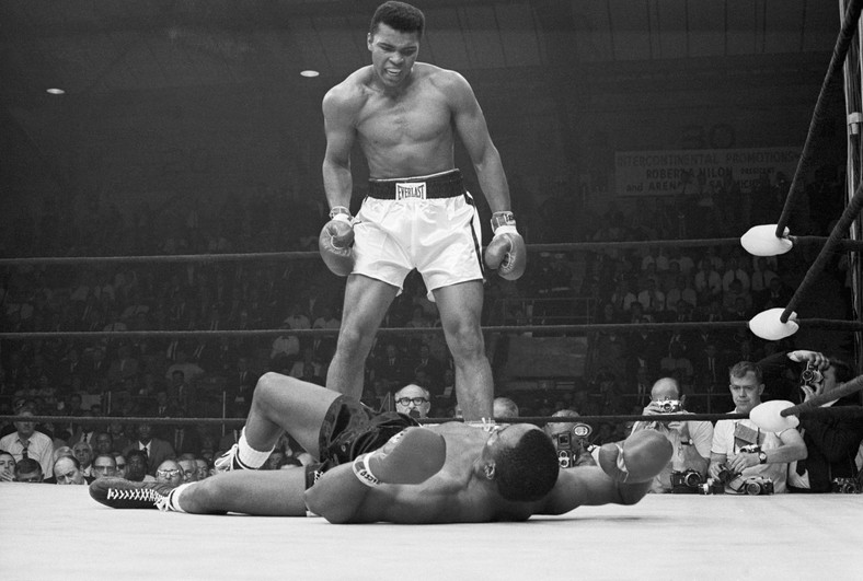 Muhammad Ali podczas walki z Sonnym Listonem (1965 r.)