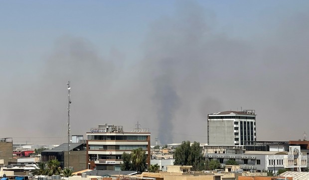 Dim nakon eksplozija blizu vojne baze sa američkim snagama u Irbilu, Irak, 24. jula