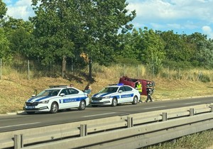 Prevrnut automobil na autoputu kod Velikog Mokrog Luga
