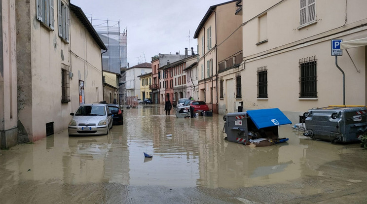 Kritikus a helyzet Olaszországban, elképesztő látvány, ahogy hömpölyög a víz az olasz településeken/ Fotó: MTI/EPA/ANSA/Tommaso Romanin