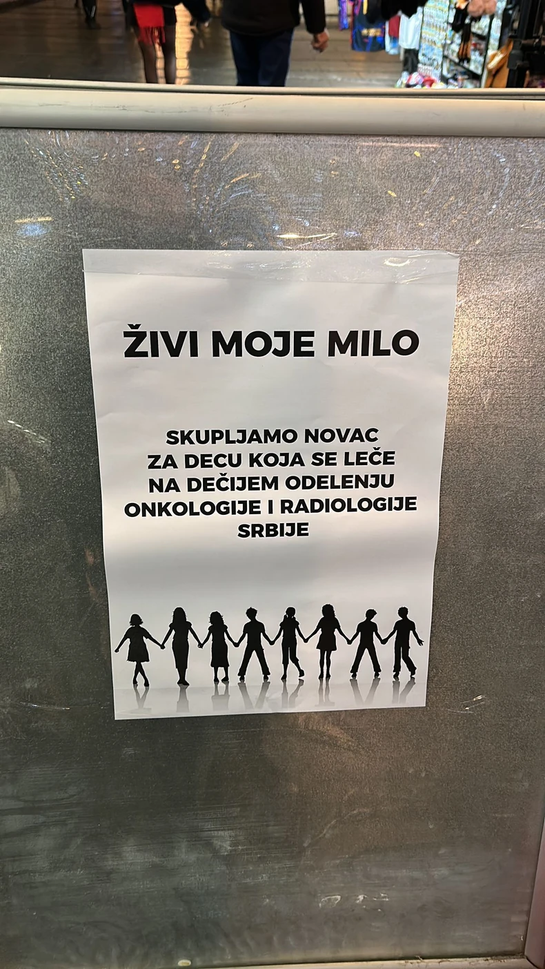 Emir Đulović peva u centru Beograda, humanitarna akcija