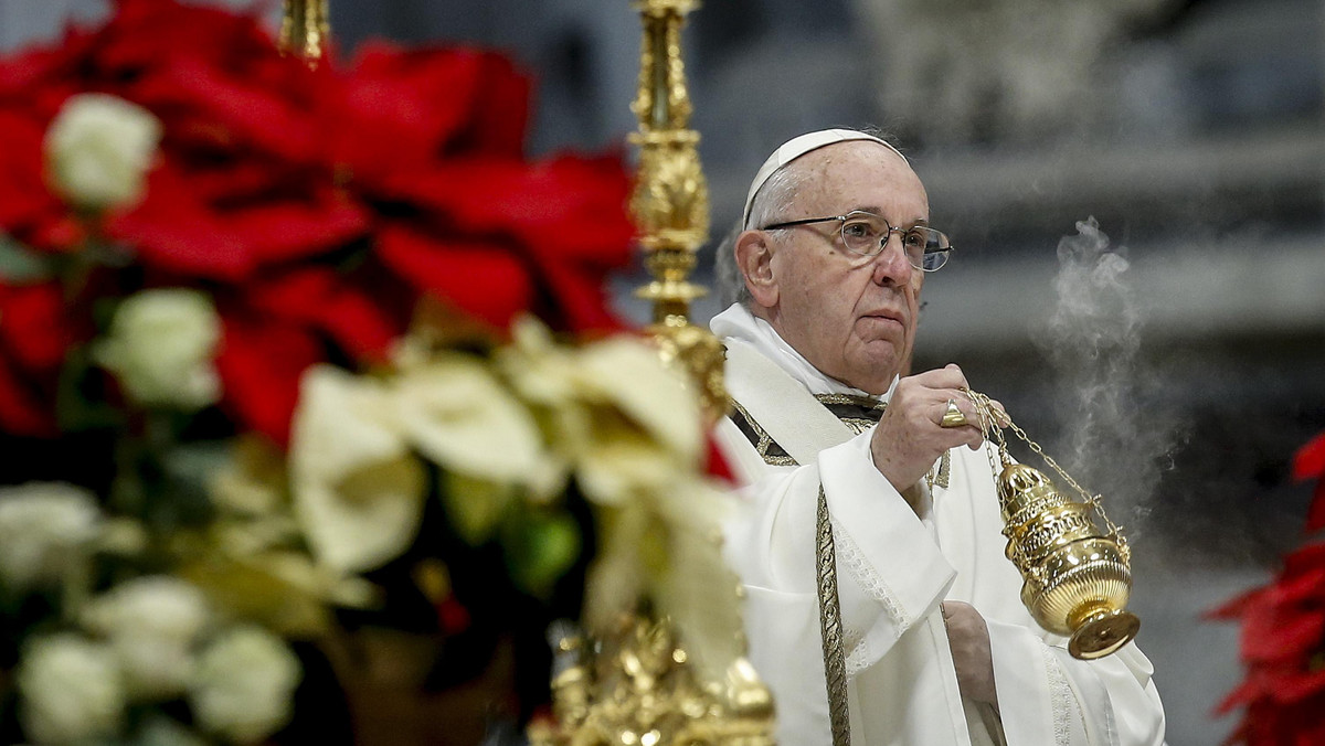 Papież Franciszek podczas mszy w uroczystość Objawienia Pańskiego (Trzech Króli) powiedział, że Kościół nie może "błyszczeć własnym światłem", bo nie jest "słońcem ludzkości". Przyznał, że ludzie Kościoła często gonili za "zwodzącymi przebłyskami władzy".