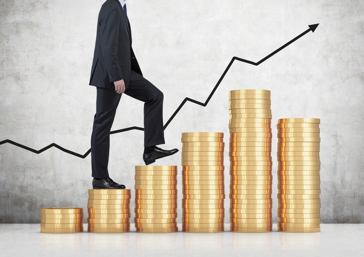 Zmieniając kierunek swojej kariery nie należy oczekiwać szybkich rezultatów. Obejmując nowe stanowisko powinniśmy przygotować się, że będzie niższe rangą i poziomem wynagrodzenia. W wielu przypadkach jednak krok wstecz może okazać się trafnym zabiegiem, który pozwoli na realizację marzenia o nowej ścieżce zawodowej, a w dłuższej perspektywie umożliwi osiągnięcie założonego celu.