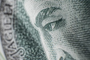 Kredytobiorcom zostanie w kieszeni prawie 2 mld zł, oszczędzający stracą 3-4 mld zł odsetek