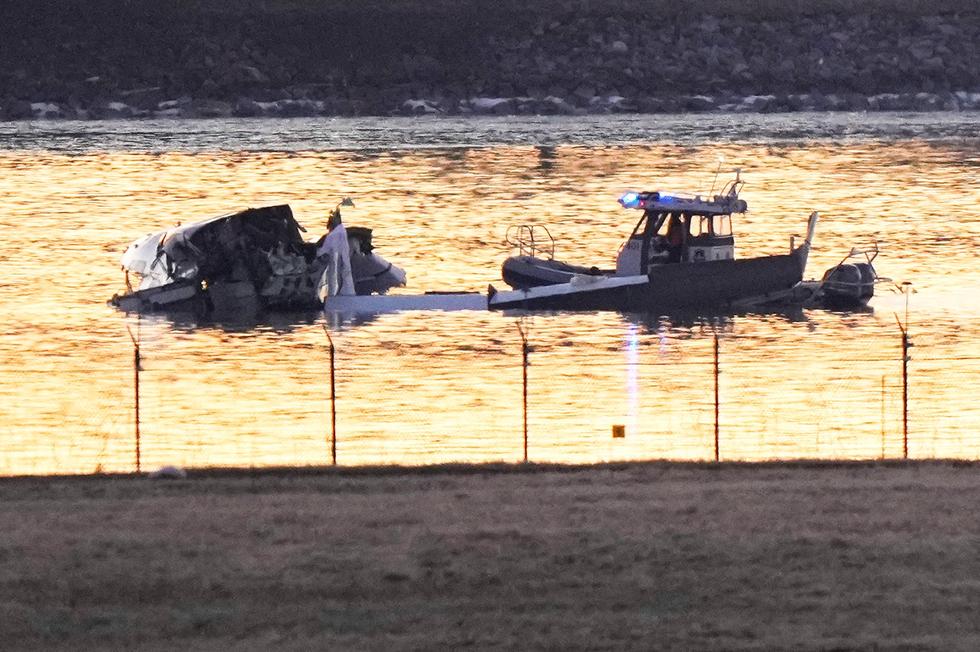 Nad Washingtonom sa zrazilo lietadlo so 60 pasažiermi a štyrmi členmi posádky s vrtuľníkom Sikorsky H-60 Black Hawk.