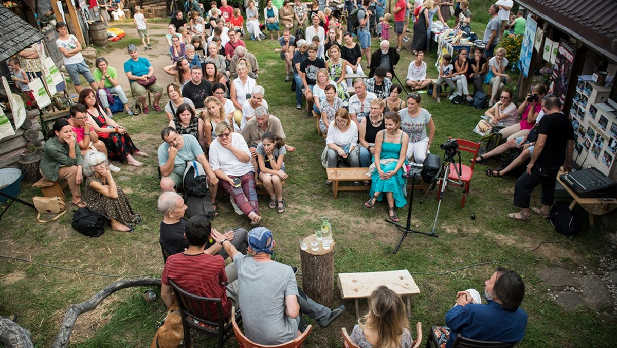 Koronawirus w Polsce. Znoszenie restrykcji. Festiwale literackie apelują