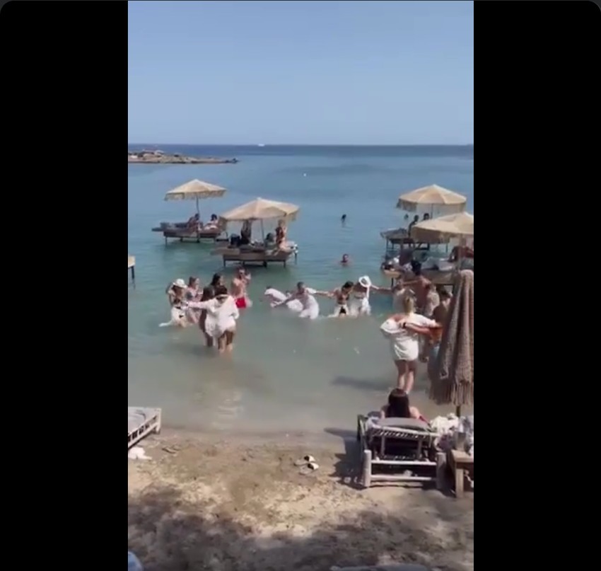 Konobari igraju grčko kolo na plaži u Rodosu