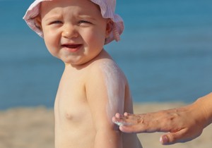 Kremu za sunčanje ne bi trebalo koristiti pre nego što beba napuni šest meseci
