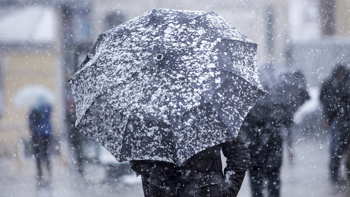 IMGW wydał na dziś ostrzeżenia dla pięciu regionów. Dotyczą one intensywnych opadów śniegu oraz zagrożenia oblodzeniem.