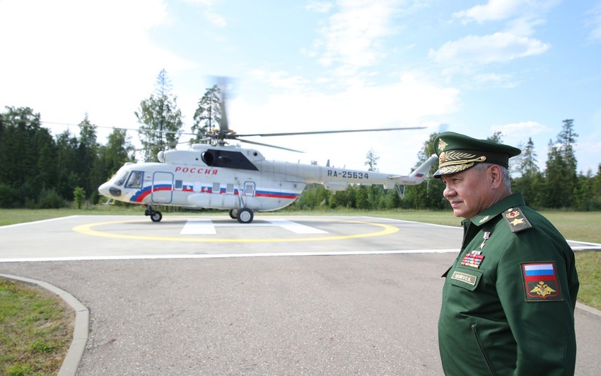 Sergej Šojgu čeka da Vladimir Putin izađe iz helikoptera po dolasku na ceremoniju otvaranja vojnog foruma Vojska 2022 u Kubinki