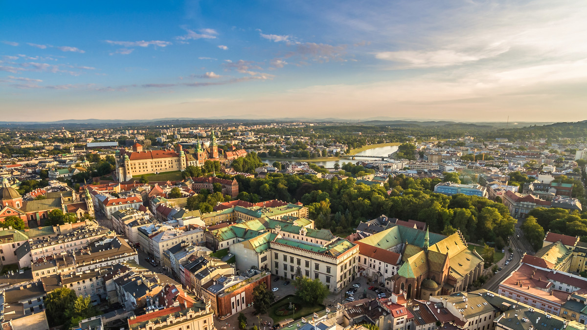 Kraków bez wątpienia jest miejscem popularnym - zarówno wśród Polaków, jak i obcokrajowców z całego świata. W 2017 roku stolicę Małopolski odwiedziło blisko 13 milionów turystów. Nic dziwnego, bo miasto nieprzerwanie przyciąga magicznym klimatem oraz wspaniałymi zabytkami. Jednak wpisane na Listę Światowego Dziedzictwa UNESCO Stare Miasto, Kazimierz i Wawel, to nie jedyne powody, dla których warto odwiedzić Kraków.