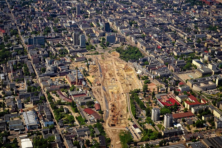 Budowa podziemnego dworca kolejowego Łódź Fabryczna, widok na Nowe Centrum Łodzi oraz Zabytkowa Elektrownia EC1.